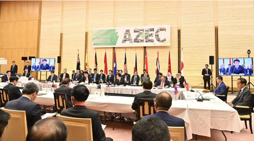 Presiden Jokowi saat menyampaikan pidatonya di Main Hall Kantor PM Jepang, Tokyo, Senin (18/12/2023).