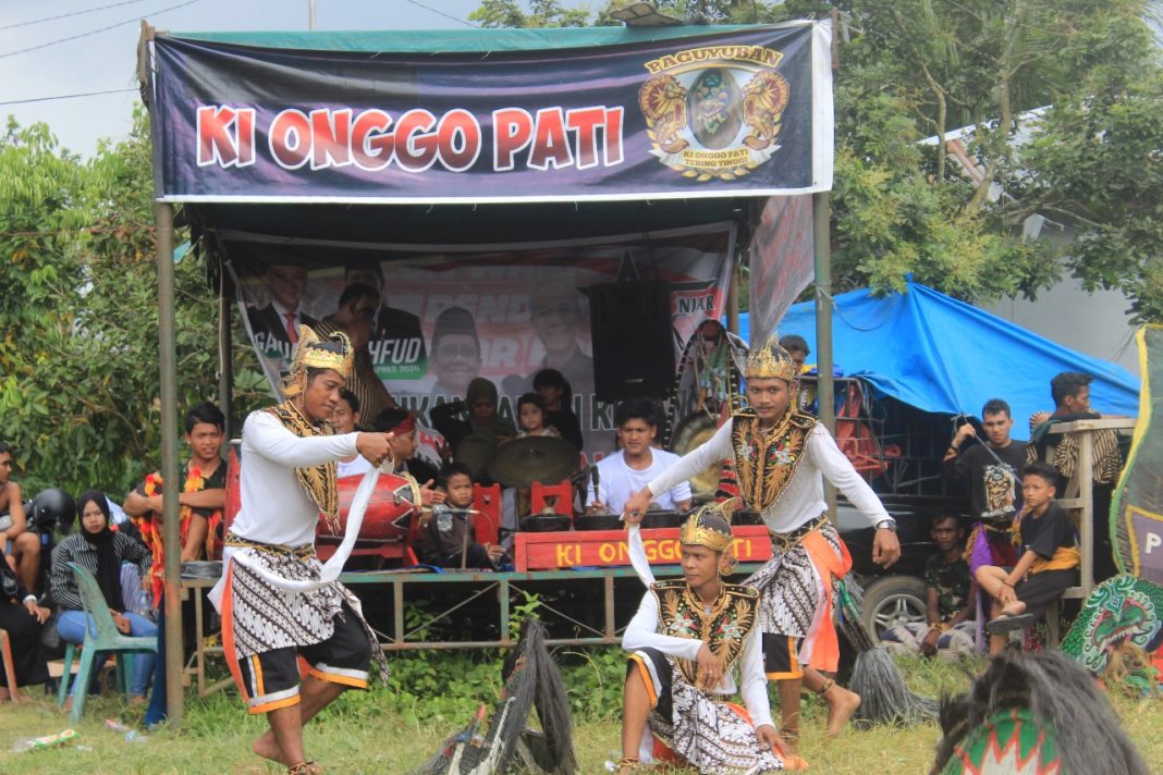 Penampilan jaran kepang di Pasar Tengah, Lingkungan 5, Kelurahan Padang Merbau, Kecamatan Padang hulu, Tebingtinggi, Minggu (17/12/2023).