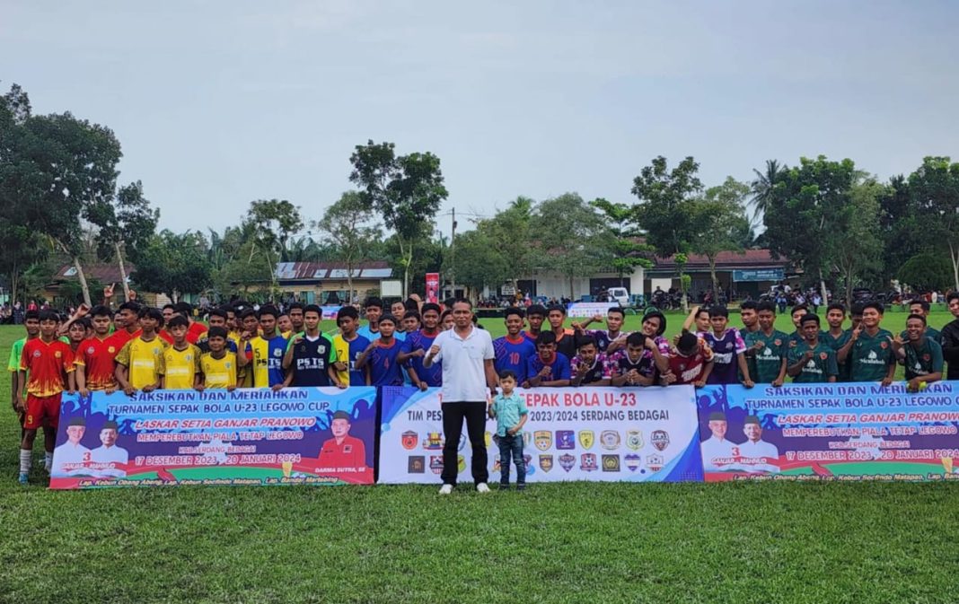 Relawan Laskar Setia Ganjar Pranowo menggelar Turnamen Cup Sepak Bola U-23 di PT Fajar Agung Kebun Obang Abeng, Kecamatan Pegajahan, Kabupaten Sergai, Minggu (17/12/2023) sore.