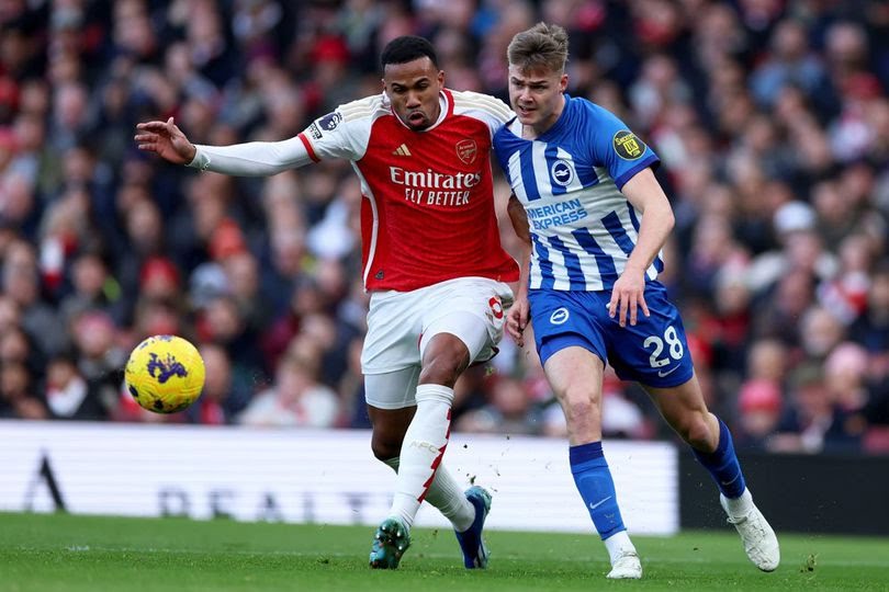 Duel antara bek Arsenal, Gabriel Magalhaes dan penyerang Brighton, Evan Ferguson pada laga pekan ke-17 Liga Inggris 2023/2024, Minggu (17/12/2023) WIB.