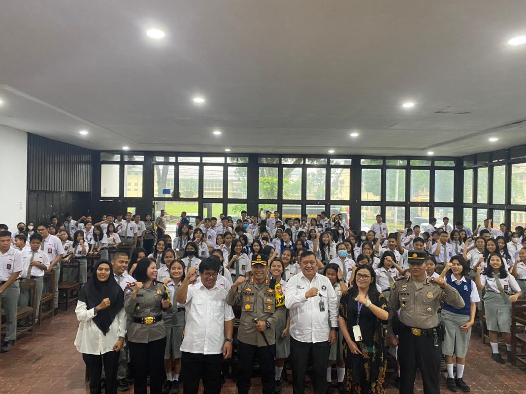 Kapolres Pematangsiantar AKBP Yogen Heroes Baruno foto bersama usai melaksanakan kegiatan FGD bertempat di Aula Menza SMA Nommensen, Jalan Sangnaualuh, Kelurahan Siopat Suhu, Kecamatan Siantar Timur, Senin (18/12/2023). (Dok/Humas Polres Pematangsiantar)