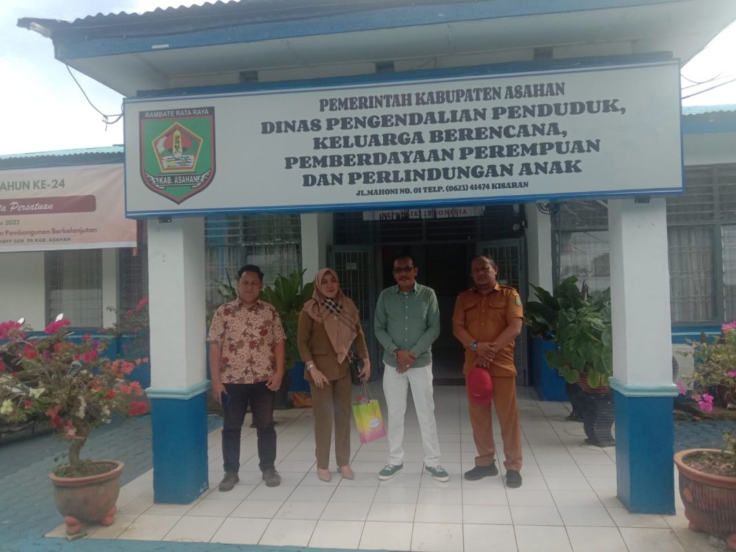 Kepala Dinas P2KB Asahan diwakili Kepala Bidang Dalduk Asahan Faisal serta Satgas Stunting foto bersama dengan Tim Humas Perwakilan BKKBN Sumut Yusrodi, belum lama ini. (Dok/BKKBN Sumut)