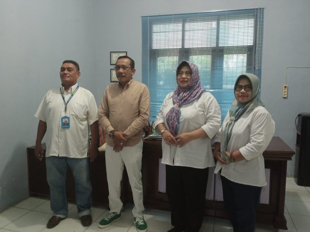 Kadis PP dan KB Tanjungbalai Drs Daruyana Siregar didampingi Kabid KS Misriana dan Satgas Stunting Kota Tanjungbalai Sahkal foto  bersama Tim BKKBN Sumut, Yusrodi. (Dok/BKKBN Sumut)