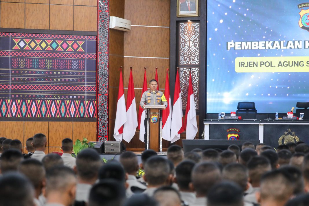 Kapolda Sumut Irjen Pol Agung Setya Imam Effendi memberikan pembekalan kepada 441 Siswa Diktuk Bintara Polri di Aula Tribrata Mapolda Sumut, Senin (18/12/2023). (Dok/Polda Sumut)