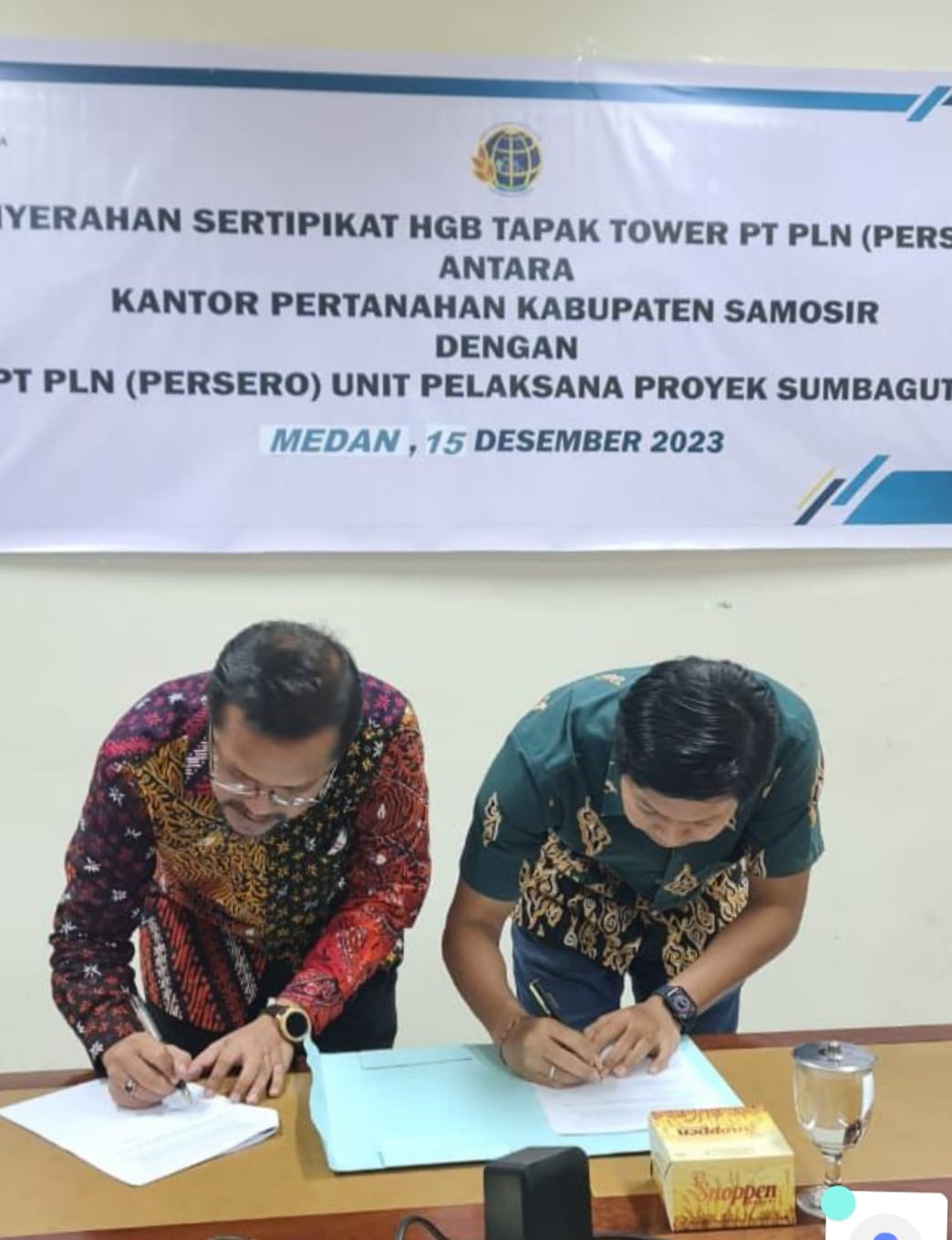Kantah Samosir tandatangani berkas penyerahan 18 Seripikat HGB Tapak Tower Kepada PLN UPP SBU 3.
