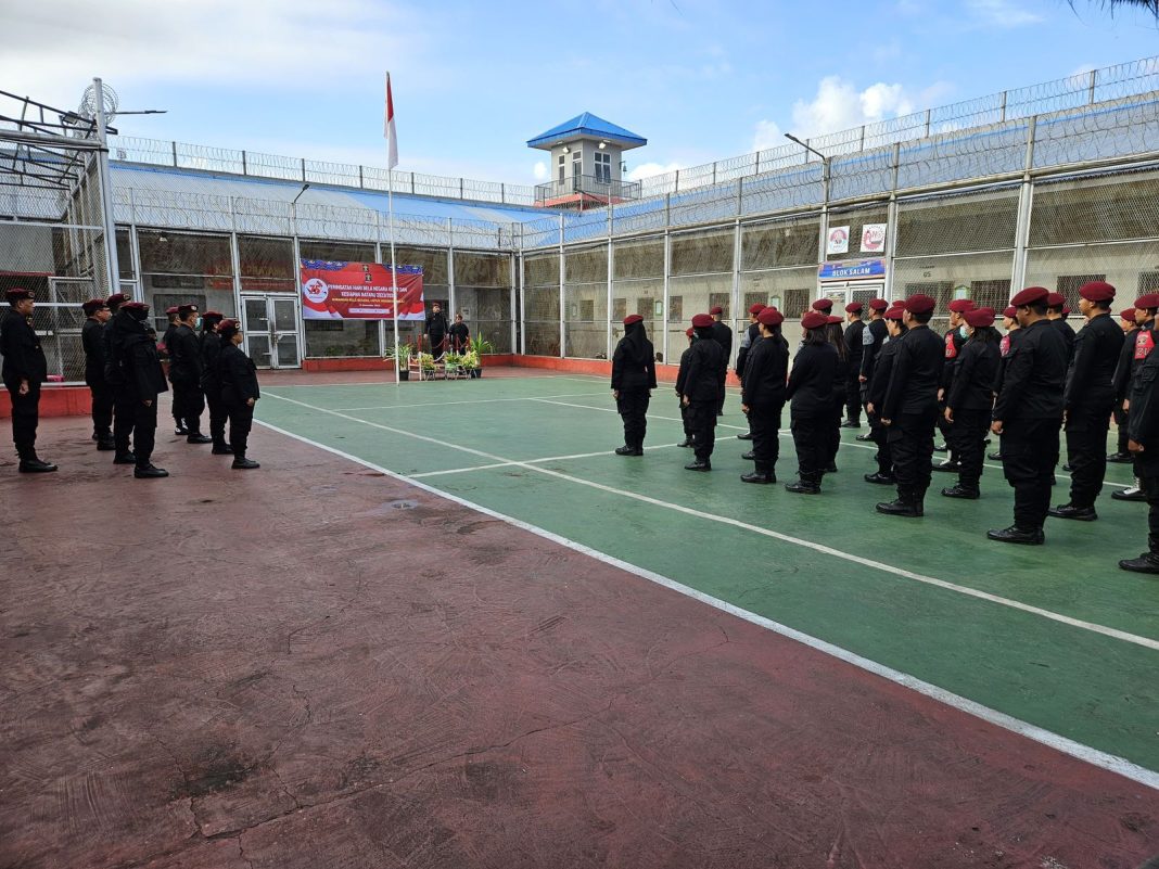 ASN Lapas Kelas IIA Pancurbatu foto bersama usai melakukan upacara usai memperingati Hari Bela Negara, Selasa (19/12/2023). (Dok/Humas Lapas Pancurbatu)