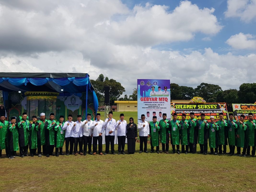 Ketua Panitia M Syahrizal Damanik bersama Kacab Disdik Wilayah VI R Zuhri Bintang, Wali Kota Pematangsiantar dr Susanti Dewayani SpA dan lainnya foto bersama dengan Dewan Hakim Gebyar MTQ Pelajar Pancasila di Lapangan Brimob Kompi 2 Yon B Pematangsiantar, Selasa (19/12/2023).