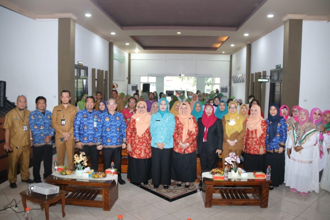 Pj Ketua TP PKK Provinsi Sumut Dessy Hassanudin foto bersama dengan Direktur RSU Haji Medan dr Rehulina Ginting MKes dan lainnya saat menghadiri Seminar Kesehatan 