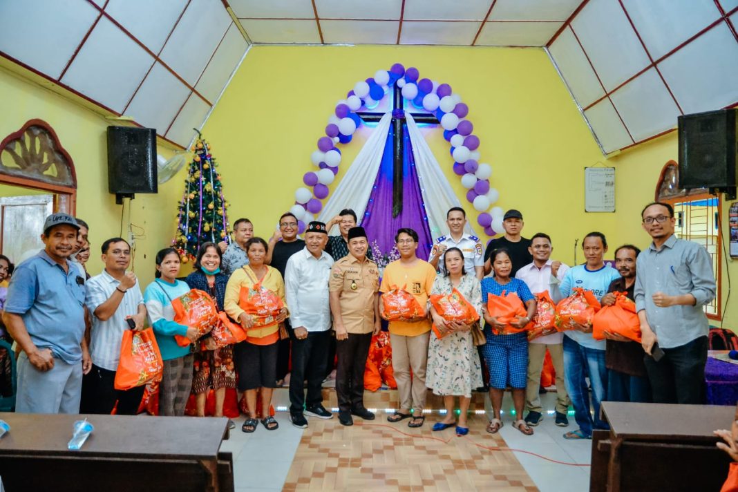 Paket Natal diberikan Bupati Batubara Ir H Zahir MAP secara simbolis di Gereja Methodist Indonesia, Desa Sei Rakyat, Kecamatan Medang Deras, Senin (18/12/2023). (Dok/Kominfo Batubara)