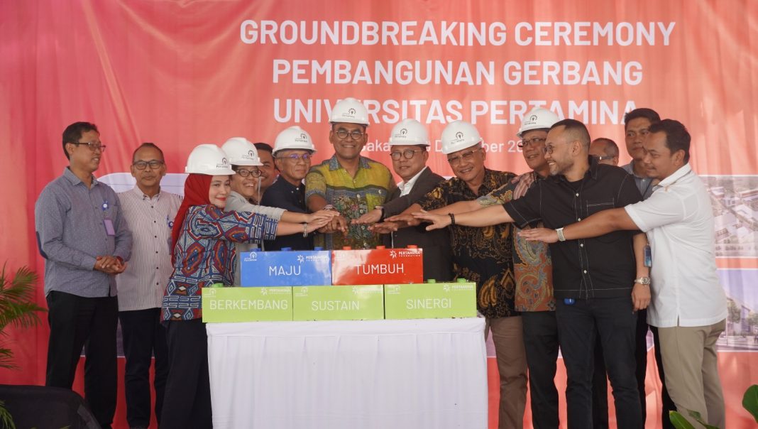 Foto bersama Presiden Direktur Pertamina Foundation (PF), Rektor UPER Vice President Asset Infrastructure Pertamina, jajaran Dewan Pengawas PF, Ketua Persatuan Wanita Patra dan jajaran pimpinan PF serta UPER.