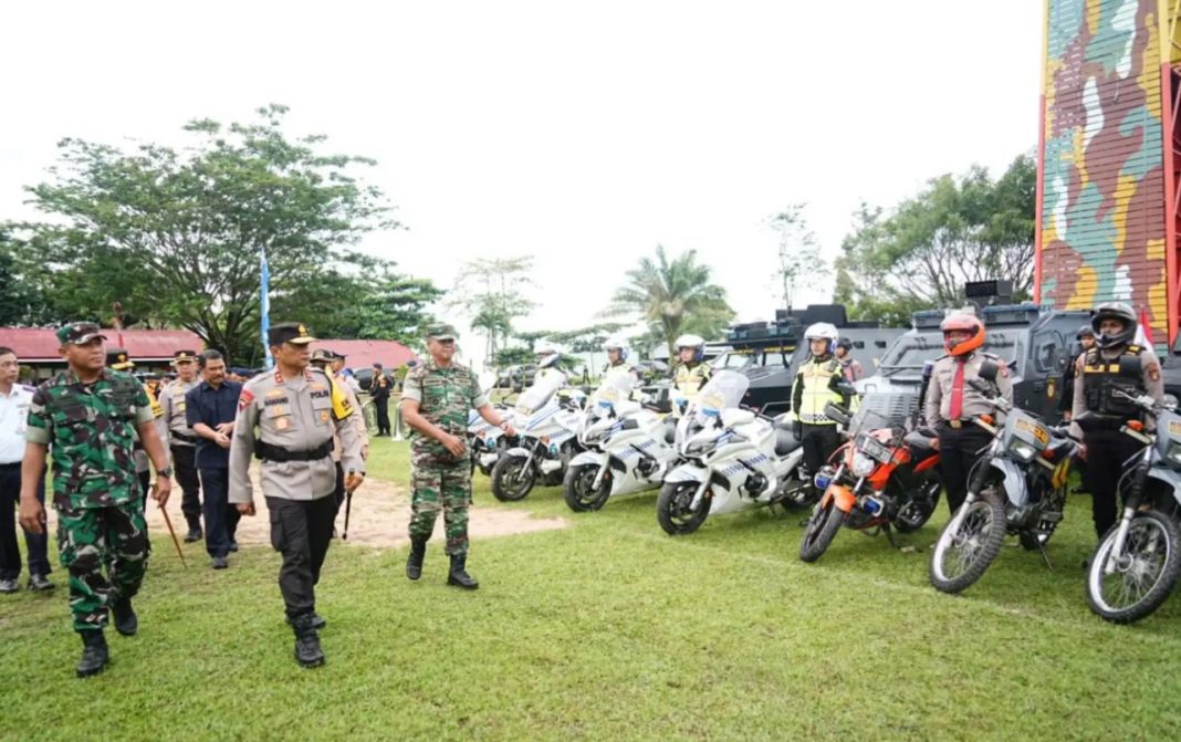 Polda Kaltim melaksanakan Apel gelar Pasukan Operasi Lilin Mahakam 2023 dalam rangka pengamanan perayaan Natal 2023 dan Tahun Baru 2024, bertempat di Lapangan M Jasin Satuan Brimob Polda Kaltim.