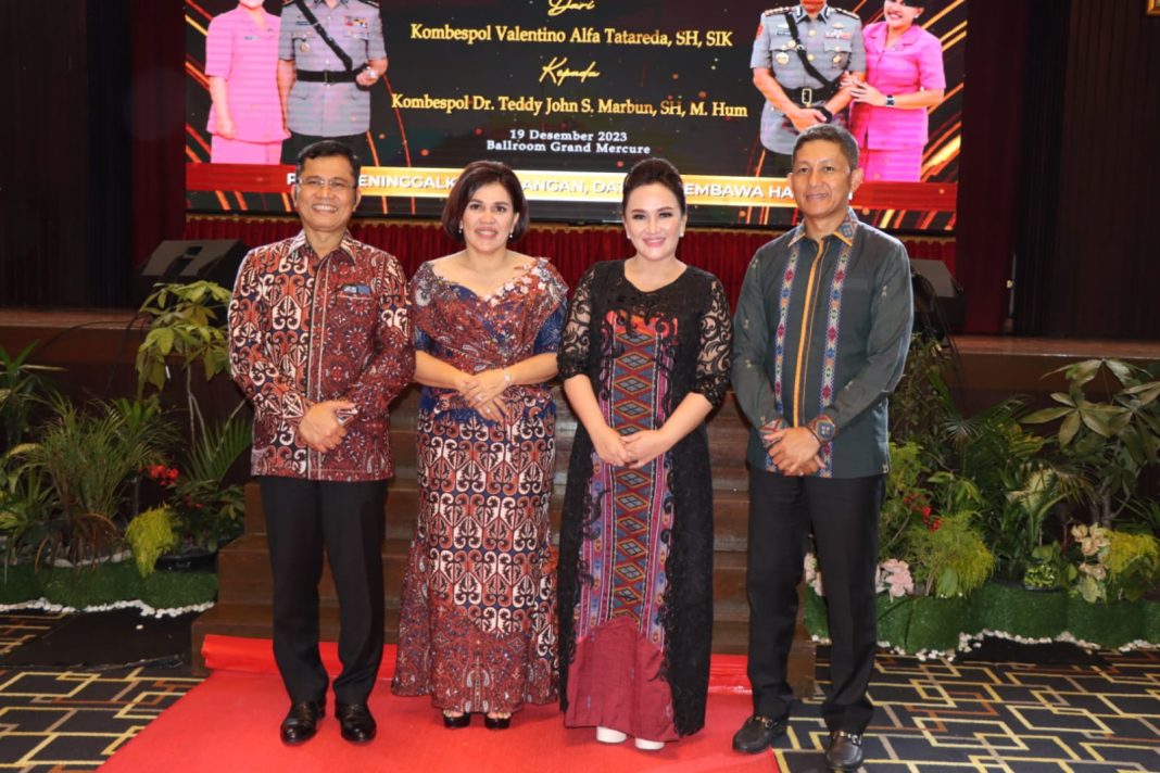 Kapolrestabes Medan yang lama dan kini menjabat sebagai Pengembang Teknologi Informasi Kepolisian Utama TK II Div TIK Kombes Pol Valentino Alfa Tatareda SH SIK didampingi istri Ny Nuke Valentino (kanan) foto bersama dengan Kapolrestabes Medan yang baru Kombes Pol Dr Teddy Jhon Sahala Marbun SH Mhum didampingi istri dr Via br Lubis (kiri) pada acara Malam Akrab Pisah Sambut di aula Hotel Grand Mercury Maha Cipta Medan Angkasa, Selasa (19/8/2023). (Dok/Polrestabes Medan)