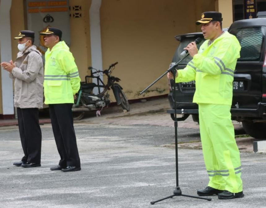 Wakapolres Pematangsiantar Kompol Pardamean Hutahaean memimpin apel pengecekan kelengkapan jas hujan personel di Lapangan Mako Polres Pematangsiantar, Rabu (20/12/2023). (Dok/Humas Polres Pematangsiantar)