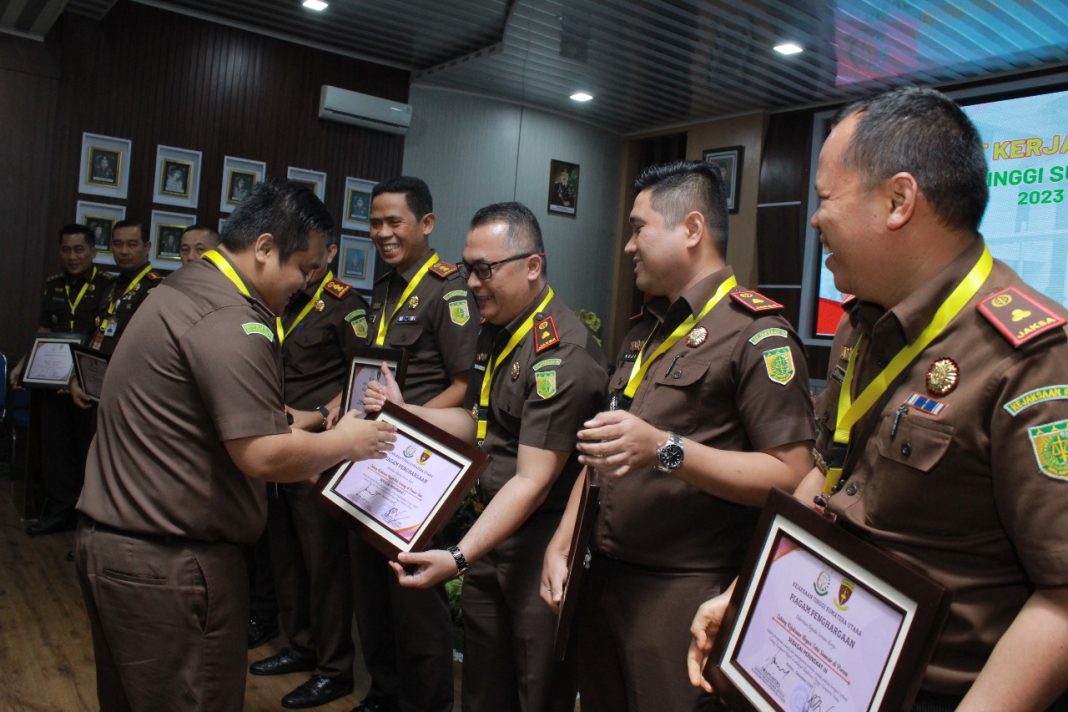 Kepala Cabjari Pancurbatu Yus Iman Mawardin Harefa SH MH menerima penghargaan dalam rapat kerja daerah di Kejati Sumut pada tanggal 19 Desember 2023. (Dok/Cabjari Pancurbatu)