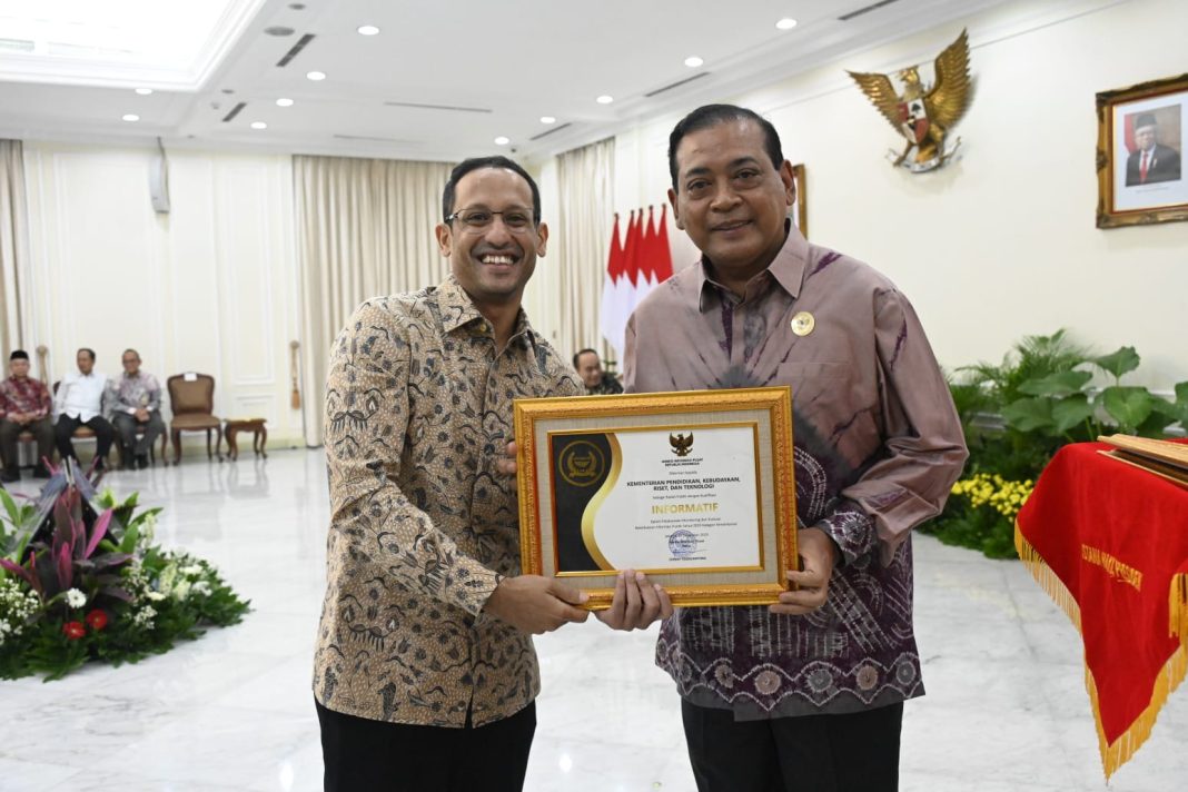 Kemendikbudristek RI kembali meraih predikat Badan Publik Informatif dari KIP RI pada Anugerah Keterbukaan Informasi Publik Tahun 2023 di Istana Wakil Presiden Republik Indonesia, Jakarta, Selasa (19/12/2023). (Dok/Kemendikbudristek RI)