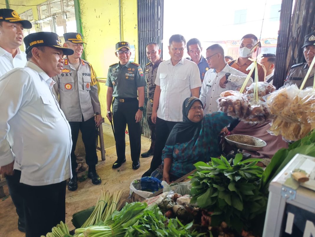 Bupati Sergai H Darma Wijaya bersama Wakil Bupati Sergai Adlin Tambunan, Kapolres Sergai AKBP Oxy Yudha Pratesta, Dandim 0204/DS Letkol Czi Yoga Febrianto serta Kasi Intel Kejari Romel Tarigan, saat mencek stok bahan pangan dan kondisi harga di Pasar Tradisional Sei Rampah, Rabu (20/12/2023).