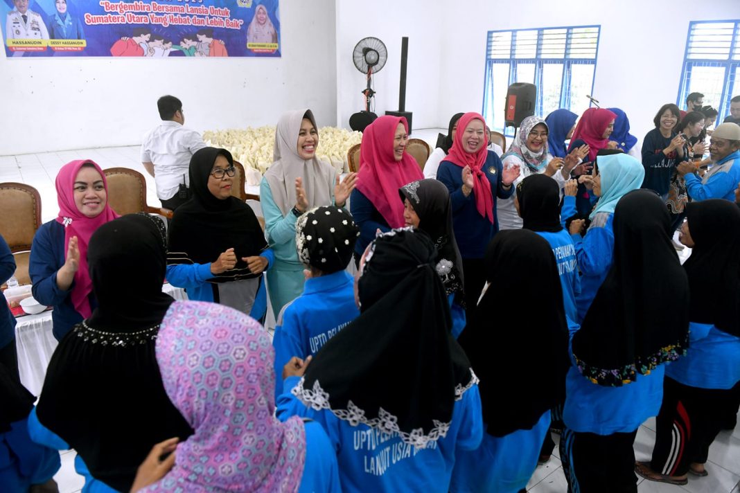 Pj Ketua TP PKK Sumut Dessy Hassanudin bersama Ketua Dharma Wanita Persatuan Provinsi Sumut Dian Arief S Trinugroho mengunjungi Panti Sosial Tresna Wedha Abadi, UPTD Pelayanan Sosial Lanjut Usia, Dinas Sosial Provinsi Sumut, Jalan Perintis Kemerdekaan, Kota Binjai, dalam rangka Peringatan HKSN Tahun 2023, Rabu (20/12/2023). (Dok/Kominfo Sumut)