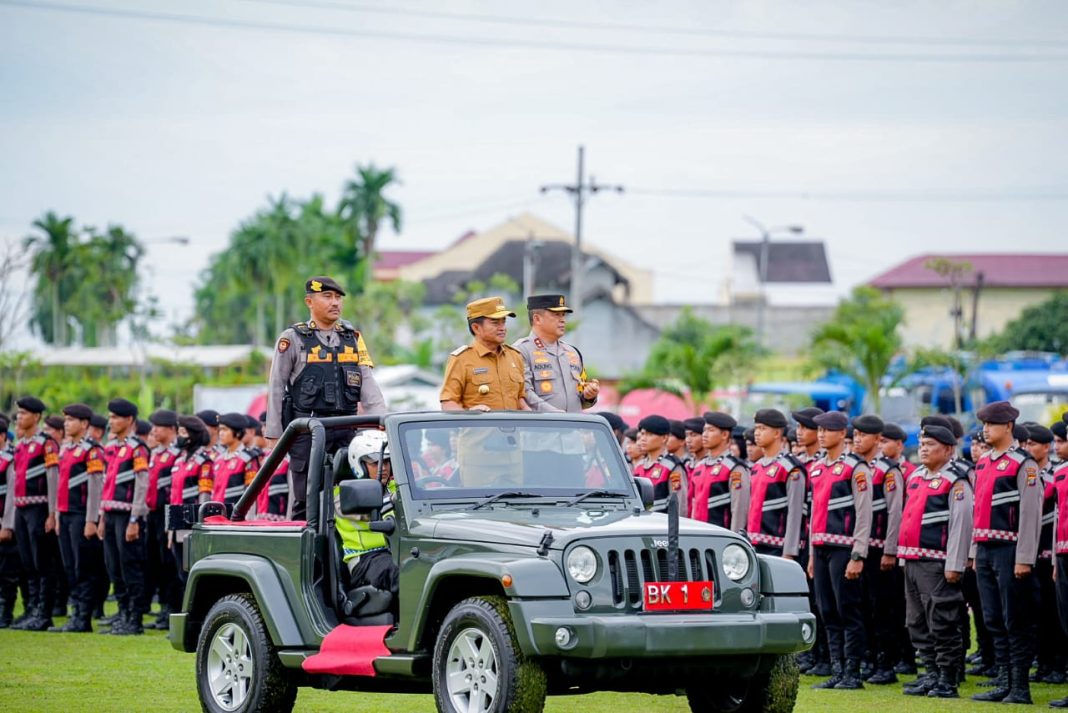 Kapolda Sumut Irjen Pol Agung Setya Imam Effendi didampingi Pj Gubernur Sumut Dr Hassanudin memeriksa barisan pada apel pasukan Operasi Lilin Toba 2023 pengamanan Perayaan Natal dan Tahun Baru 2024 di Sumut di Mapolda Sumut, Kamis (21/12/2023). (Dok/Polda Sumut)