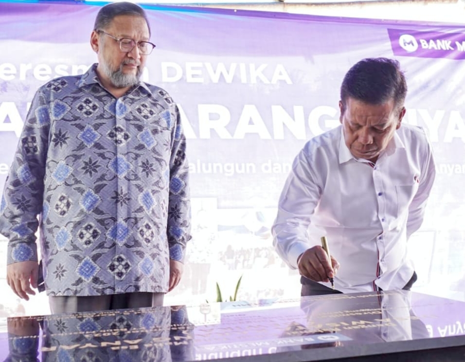 Bupati Simalungun Radiapoh Hasiholan Sinaga menandatangani prasasti peresmian Desa Wisata Karang Anyer di Nagori Karang Anyer, Kecamatan Gunungmaligas, Kamis (21/12/2023). (Dok/Kominfo Simalungun)