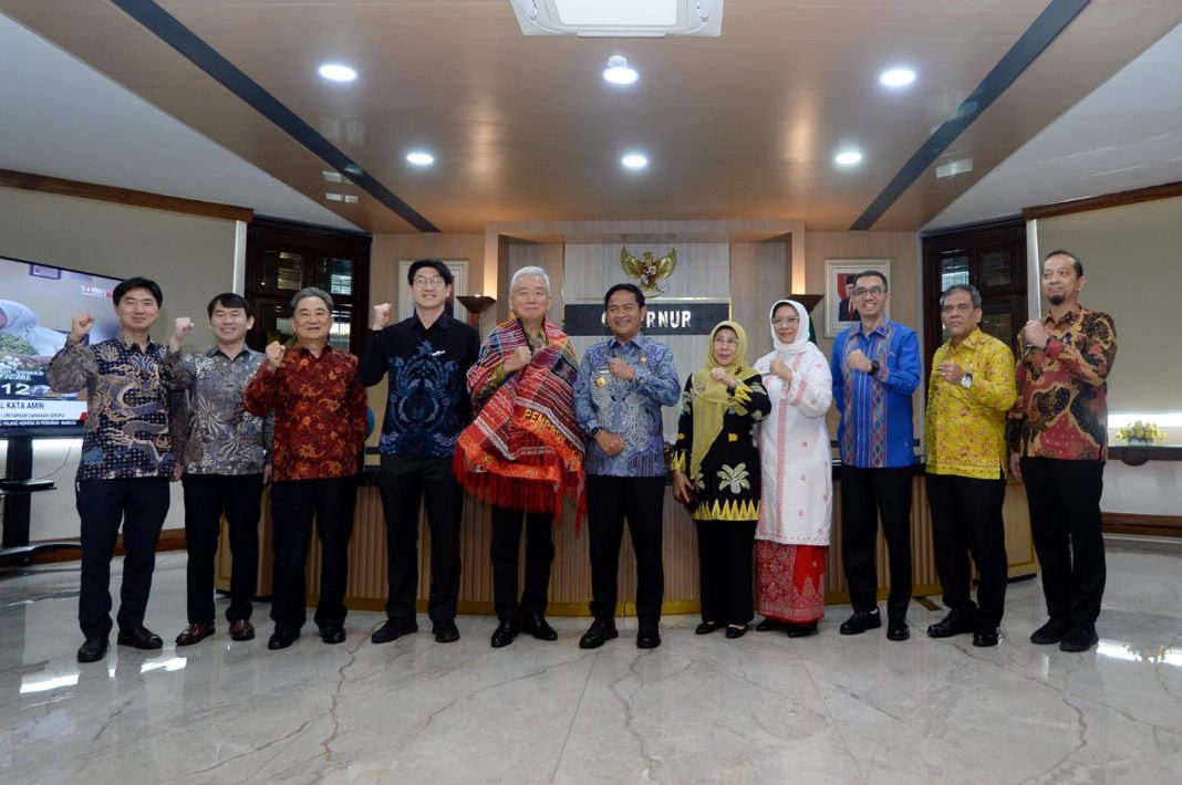 Pj Gubernur Sumut Dr Hassanudin didampingi Direktur RSU Haji Medan dr Rehulina Ginting MKes dan lainnya foto bersama usai menerima kunjungan resmi Duta Besar Korea Selatan Lee Sang-deok di Ruang Kerja Kantor Gubernur Sumut, Jalan Diponegoro, Nomor 30 Medan, Kamis (21/12/2023). (Dok/Kominfo Sumut)