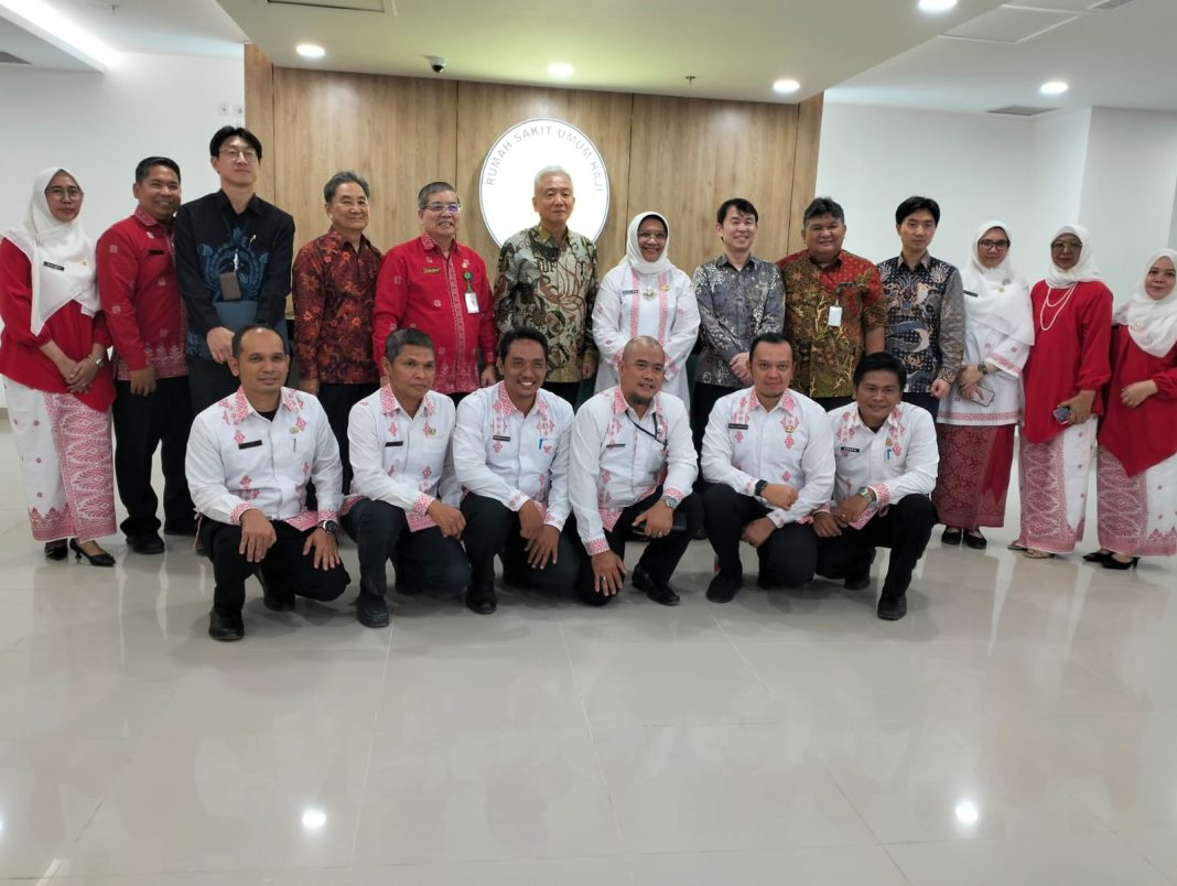 Direktur RSU Haji Medan dr Rehulina Ginting MKes didampingi Wakil Direktur Umum dan Pengembangan SDM RSU Haji Medan Ridesman dan lainnya foto bersama usai menerima kunjungan HE Mr Lee Sang-deok, Ambassador of the Republic of Korea, Mr Yang Seokhwan, Counsellor/Head of Economic Affairs Mr Han Jongho, First Secretary Ms Chung Dodam, Researcher/Interpreter dan Mr Kim Jae Cheol, EDCF Country Director di Lantai 2 Tower A RSU Haji Medan, Kamis (21/12/2023).