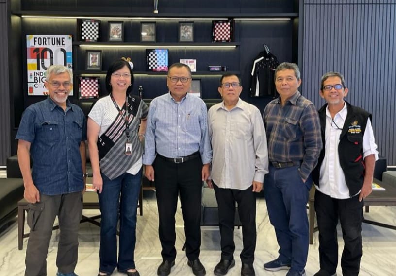 Ketua DK PWI Sasongko Tedjo foto bersama seusai mengemukakan Catatan Akhir Tahun 2023 di HQ IDN Media, Menara Global, Jakarta Selatan, Kamis (21/12/2023).