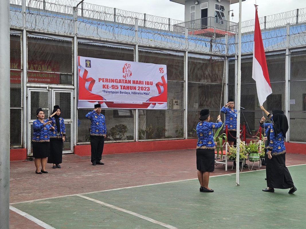 Lapas Kelas IIA Pancurbatu Kanwil Kemenkumham Sumut menggelar upacara dalam rangka memperingati hari Ibu ke-95 tahun 2023, di Lapangan Lapas Pancurbatu, Jumat (22/12/2023). (Dok/Humas Lapas Pancurbatu)