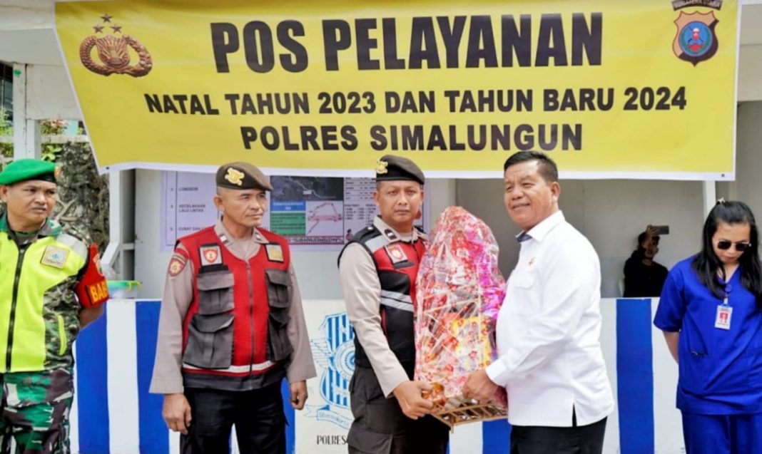 Bupati Simalungun Radiapoh Hasiholan Sinaga memberikan bingkisan kepada petugas Pos Pam di Tapiandolok, Jumat (22/12/2023). (Dok/Kominfo Simalungun)