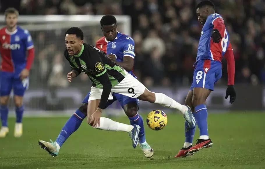 Striker Brighton and Hove Albion Joao Pedro (depan) berduel dengan pemain Crystal Palace Marc Guehi dan Jefferson Lerma (kanan), saat partai Liga Inggris di Stadion Selhurst Park, London, Jumat (22/12/2023) dini hari WIB.