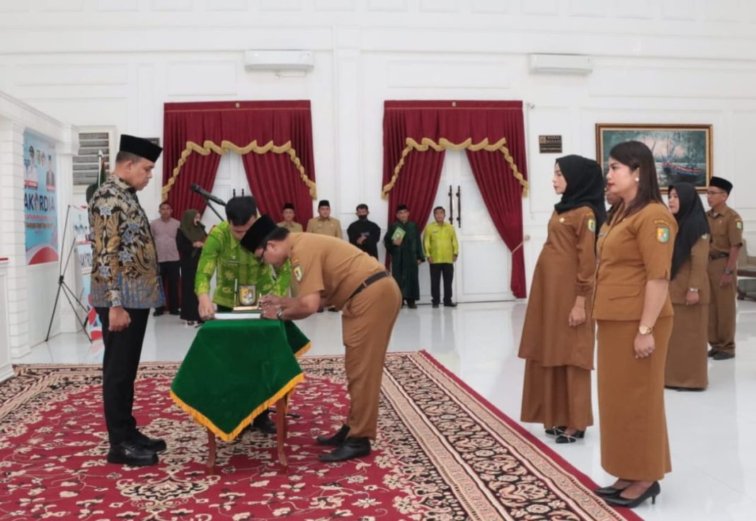 Bupati Sergai diwakili Sekda Sergai HM Faisal Hasrimy melantik jabatan kepala sekolah di Kantor Bupati Sergai di Sei Rampah, Jumat (22/12/2023). (Dok/Kominfo Sergai)