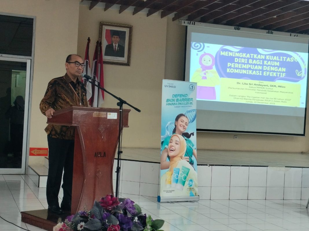 Direktur Utama RSUP H Adam Malik dr Zainal Safri SpPD-KKV SpJP (K) memberikan kata sambutan sebelum membuka seminar Hari Ibu ke 95 yang digelar DWP RSUP H Adam Malik di Aula RSUP H Adam Malik, Jumat (22/12/2023).