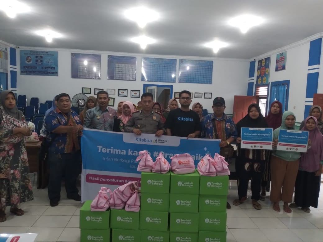 Sat Binmas Polrestabes Medan bekerjasama dengan Yayasan kitabisa.com menyalurkan babsos untuk ibu hamil di Desa Tanjung Rejo, Kecamatan Percut Sei Tuan, Deliserdang, Jumat (22/12/2023). (Dok/Polrestabes Medan)