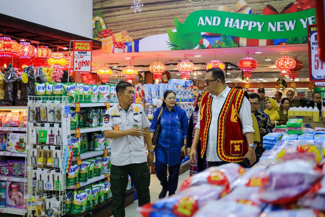 Tim Gabungan Pemko Medan melakukan monitoring terhadap distribusi makanan dan minuman kadaluarsa di salah satu pusat perbelanjaan di Kota Medan, Jumat (22/12/2023). (Dok/Kominfo Medan)