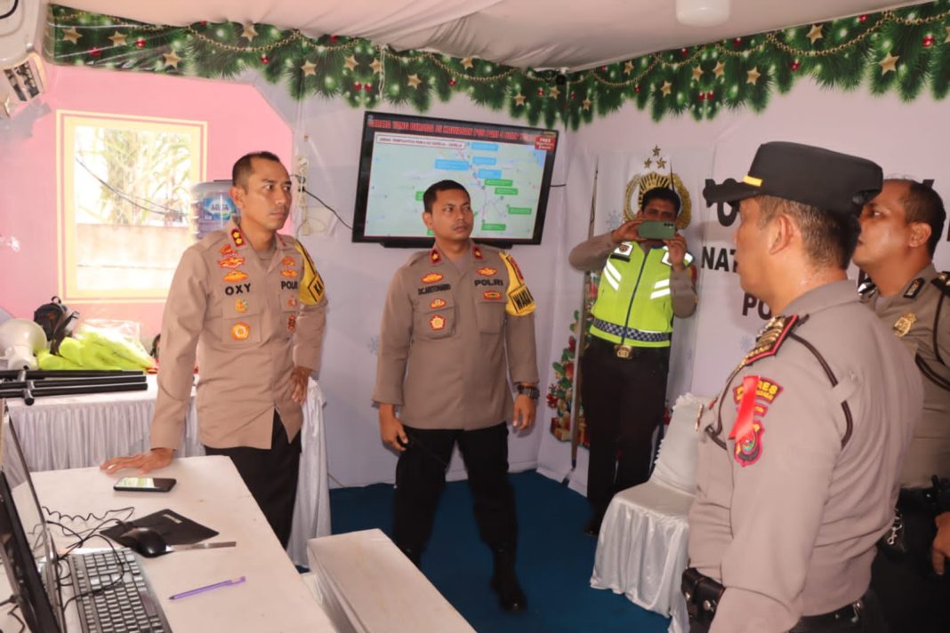 Kapolres Sergai, AKBP Oxy Yudha Pratesta didampingi Wakapolres Kompol Damos Christian Aritonang memberikan arahan kepada Kapolsek Firdaus AKP Idham Halik dan personel saat mencek kesiapan Pos Pam IV Pintu Tol Rampah Kiri, Jumat (22/12/2023). (Dok/Humas Polres Sergai)