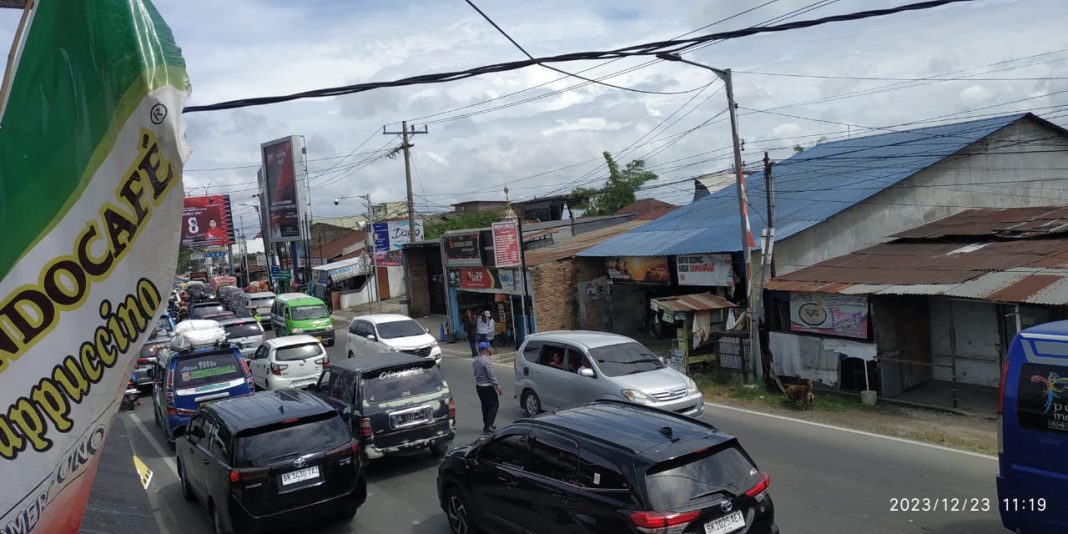 Volume kendaraan mulai padati jalur kawasan Simpang Dua Pematangsiantar, Sabtu (23/12/2023).