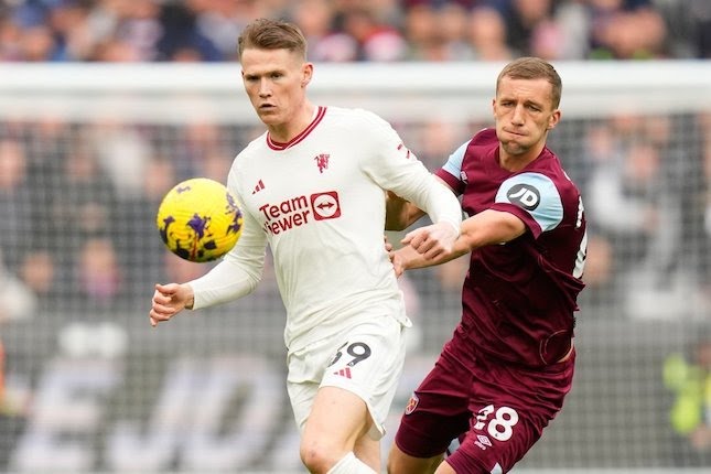 Duel Scott McTominay dan Tomas Soucek dalam laga West Ham vs Manchester United di London Stadium pada pekan ke-18 Premier League 2023/2024, Sabtu (23/12/2023) malam WIB.