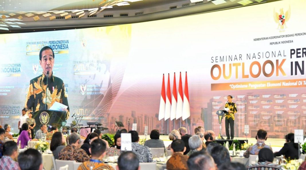 Presiden Jokowi dalam sambutannya pada acara Outlook Perekonomian Indonesia yang diselenggarakan di Hotel St Regis, Jakarta.