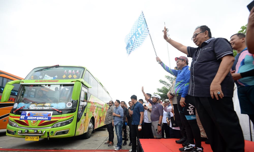 Pj Gubernur Sumut Dr Hassanudin bersama Forkopimda melepas 1.200 peserta Mudik Gratis Nataru 2024 dari Terminal Terpadu Amplas, Jalan Panglima Denai, Medan, Sabtu (23/12/2023). (Dok/Kominfo Sumut)