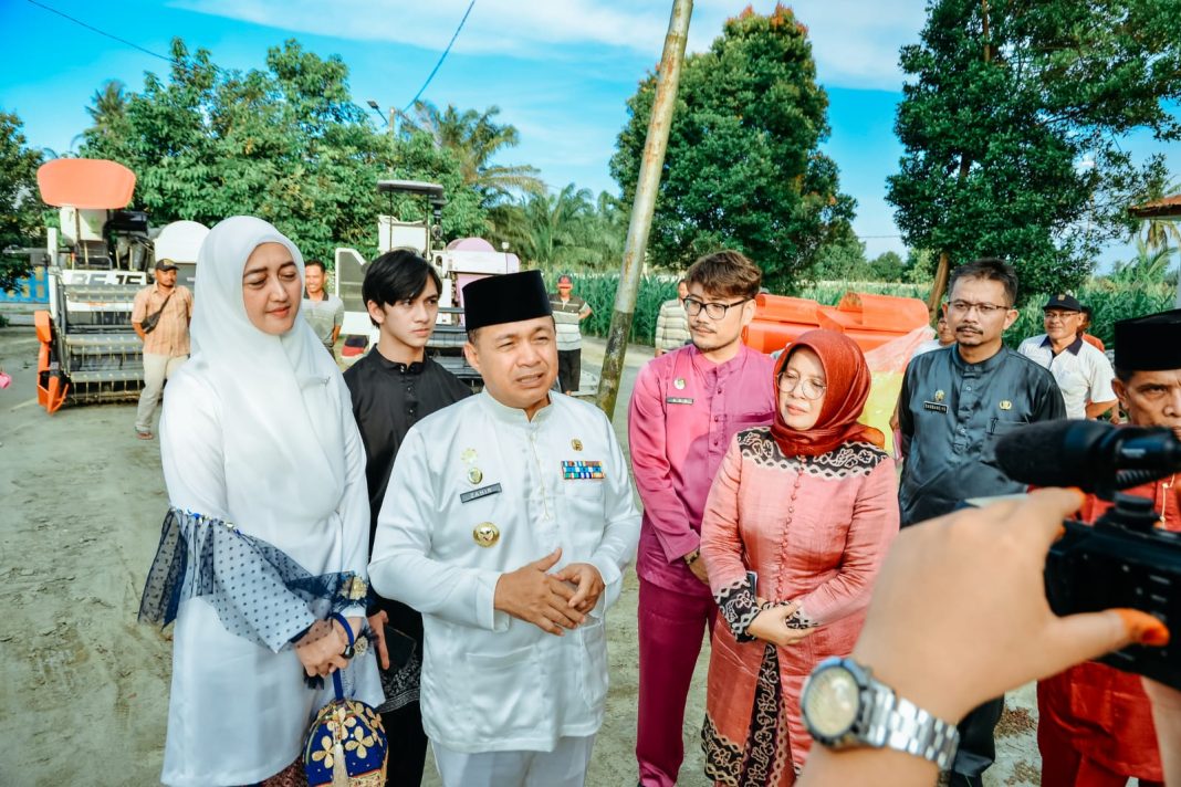 Bupati Batubara Ir H Zahir MAP diwawancarai usai menyerahkan bantuan alsintan pasca panen kepada 5 kelompok tani di Kantor Dinas Pertanian, Air Putih, Jumat (22/12/2023). (Dok/Kominfo Batubara)