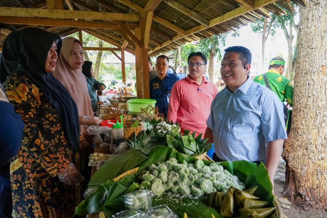 Pj Wali Kota Syarmadani Tebingtinggi didampingi Kadis Perdagangan, Koperasi dan UKM Zahidin saat meninjau pagelaran Kuliner Bandar Kajum, di areal Eks Terminal Bandar Kajum, Jalan Yos Sudarso, Sabtu (23/12/2023). (Dok/Kominfo Tebingtinggi)