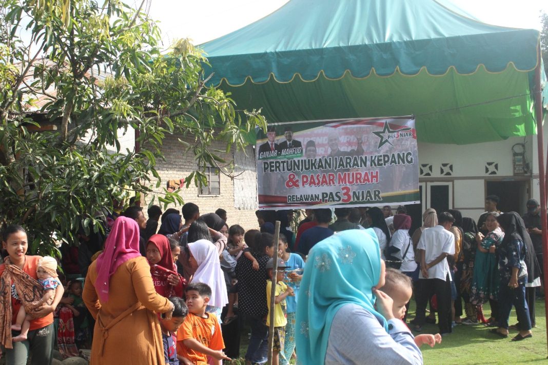 Relawan Pasti Ganjar kembali mengadakan kegiatan pertunjukan seni jaran kepang dan pasar murah. Kali ini kegiatan diadakan di Kelurahan Tebingtinggi Lingkungan 4 Kecamatan Padang Hilir Kota Tebingtinggi, Jumat (22/12/2023).