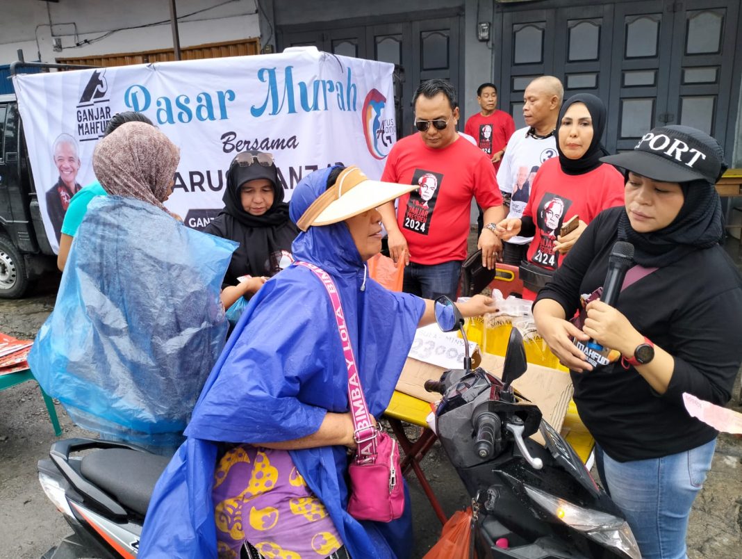 Arus Ganjar melaksanakan pasar murah, Minggu (24/12/2023).