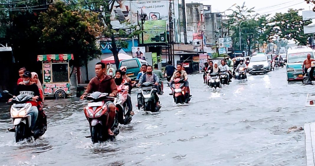 Jalan Marelan Raya terendam banjir setelah diguyur hujan deras, Minggu (24/12/2023).