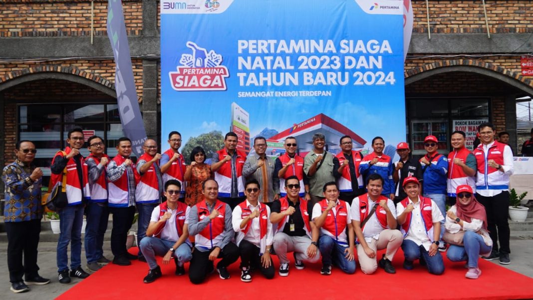 Direktur Pemasaran Pusat dan Niaga Pertamina Patra Niaga, Maya Kusmaya didampingi Executive General Manager Pertamina Patra Niaga Regional Sumbagut Freddy Anwar, Vice President (VP) Aviation Fuel Business Pertamina Patra Niaga Yosep Iswandi, VP Trading Operation Pertamina Patra Niaga Eduward Corne serta tim manajemen Pertamina Patra Niaga Regional Sumbagut foto bersama dengan lainnya dalam momen memantau dan memastikan ketersediaan energi BBM, LPG dan Avtur di beberapa wilayah operasi di Sumut. (Dok/PT Pertamina)