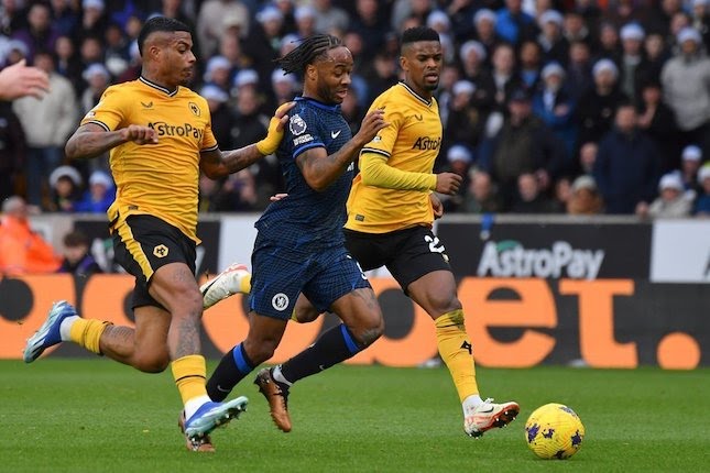 Duel Mario Lemina dan Raheem Sterling dalam laga Premier League antara Wolverhampton vs Chelsea, Minggu (24/12/2023).