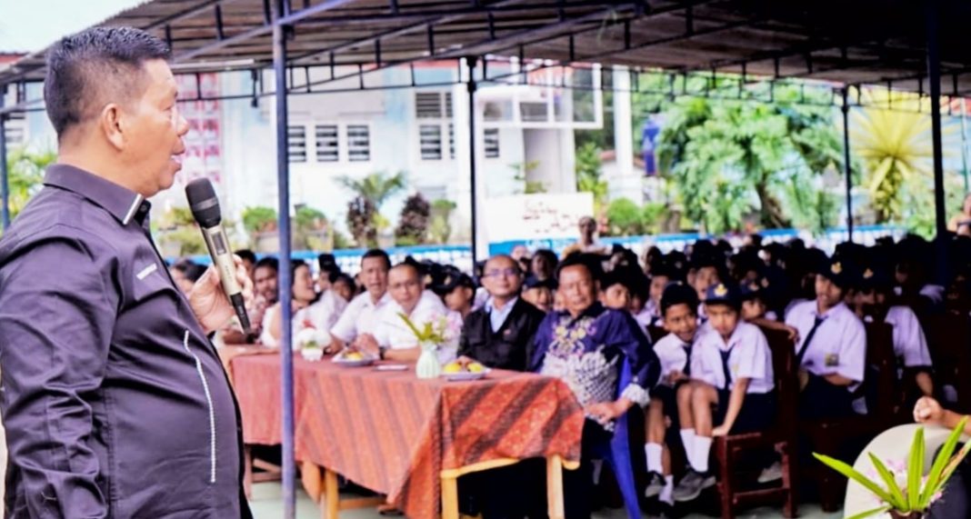 Bupati Simalungun, Radiapoh Hasiholan Sinaga menyampaikan kata sambutan pada acara reuni akbar alumni SMP Negeri 1 Purba Tigarunggu, Sabtu (23/12/2023). (Dok/Kominfo Simalungun)