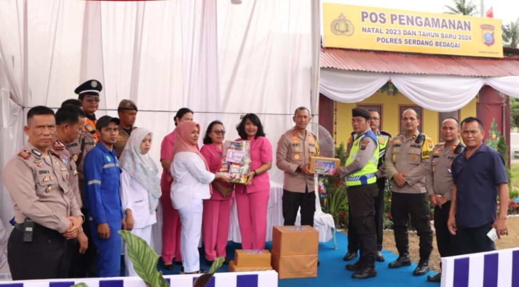 Kapolres Sergai AKBP Oxy Yudha Pratesta bersama PJU dan pengurus Bhayangkari memberikan bingkisan ke personel Pospam IV Pintu Tol Rampah Kiri, Kecamatan Sei Rampah, Minggu (24/12/2023). (Dok/Humas Polres Sergai)