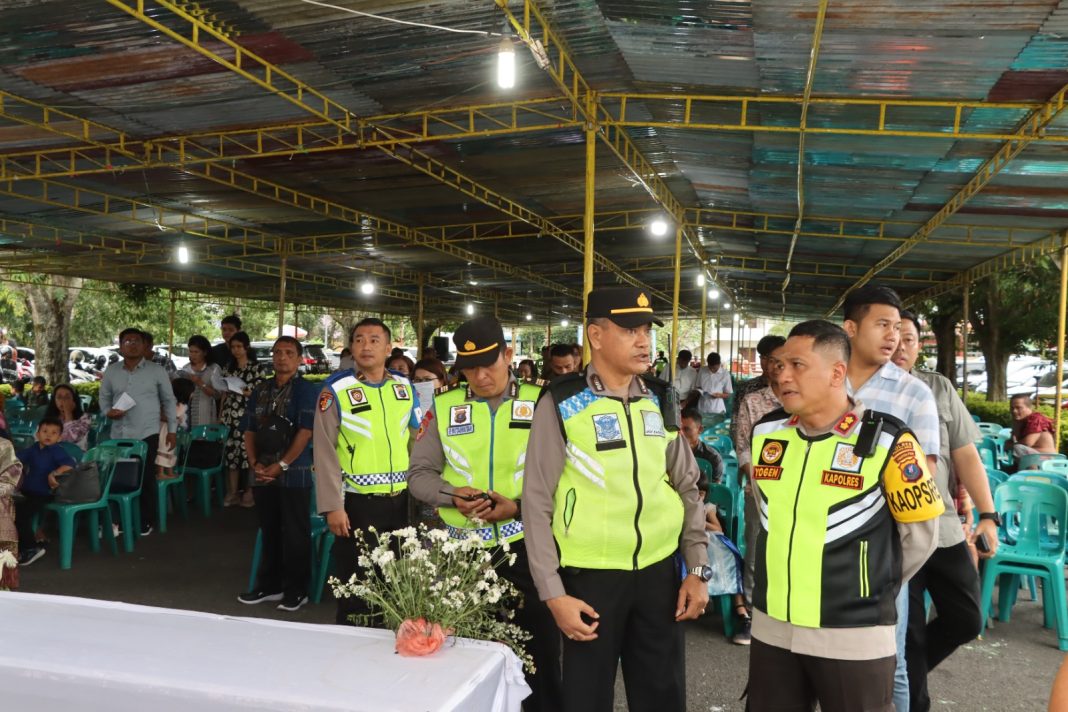 Kapolres Pematangsiantar AKBP Yogen Heroes Baruno turun langsung mengecek perayaan ibadah puncak Natal di gereja di wilayah hukum Polres Pematangsiantar, Senin (25/12/2023). (Dok/Humas Polres Pematangsiantar)