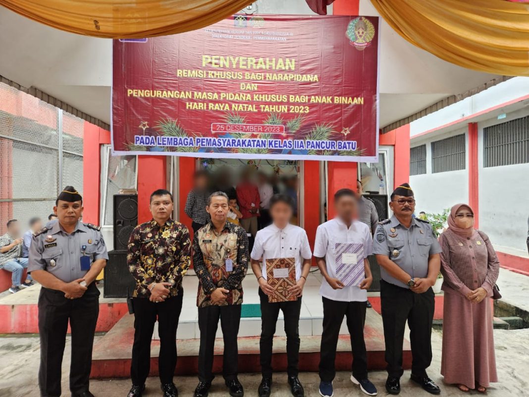 Lapas Kelas IIA Pancurbatu Kanwil Kemenkumham Sumut memberikan remisi khusus bagi WBP di depan Gereja Oikumene Lapas Pancurbatu, Senin (25/12/2023). (Dok/Humas Lapas Pancurbatu)