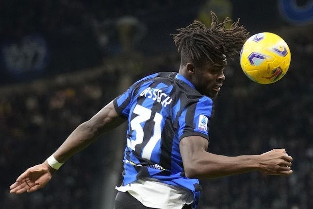 Pemain Inter Milan, Yann Aurel Bisseck, dalam laga Inter Milan vs Lecce di pekan 17.